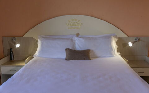 Baia di Tempsa Beach and Sea: Bett, Interior Design, Bedding, Schlafzimmer, Möbel, Bettdecke, Wand, Fussboden, Holz, Flooring