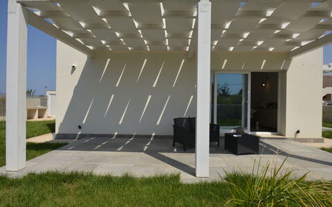Villa Blue: Schatten, Verbundwerkstoff, Pergola, Outdoor Struktur, Pavillon, Beton, Überdachung, Strahl, Säule, Design