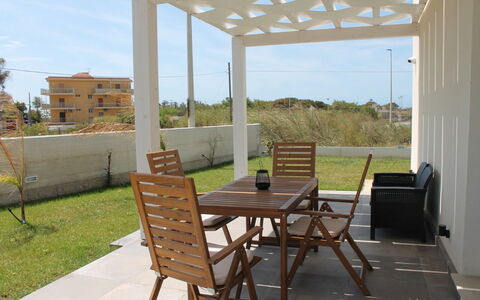 Villa Blue: Möbel, Holz, Gartenmöbel, Fussboden, Flooring, Stuhl, Schatten, Outdoor Struktur, Tisch Im Freien, Pergola