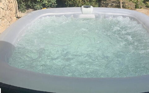 Villa Blue: Badewanne, Armatur, Jacuzzi, Schwimmbad, Gartenmöbel, Blumentopf, Zimmerpflanze