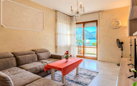 Casa Asia: Möbel, Interior Design, Flooring, Couch, Holz, Fussboden, Zimmer, Wohnzimmer, Decke, Beleuchtung