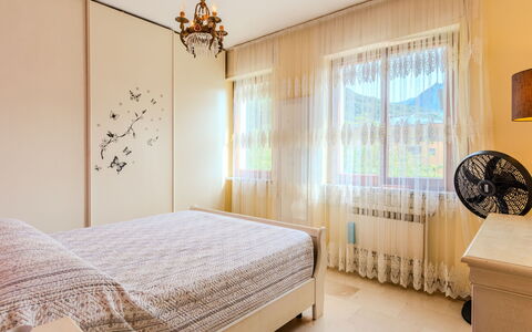Casa Asia: Bett, Möbel, Interior Design, Schlafzimmer, Bedding, Wand, Fussboden, Bettdecke, Flooring, Decke