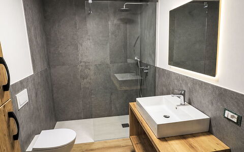 Vita Nova: Wand, Flooring, Armatur, Fussboden, Sinken, Badezimmer, Interior Design, Zapfhahn, Installation, Bad Sink