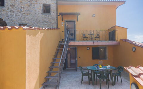Casa Morgana: Wand, Die Architektur, Tür, Balkon, Treppe, Geländer, Holzbeize, Zimmerpflanze, Blumentopf, Baluster