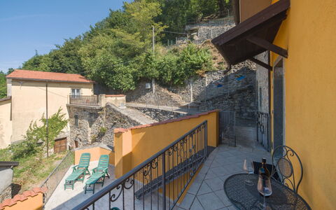 Casa Morgana: Wand, Zuhause, Wohnung, Balkon, Holzbeize, Treppe, Geländer, Zimmerpflanze, Baluster