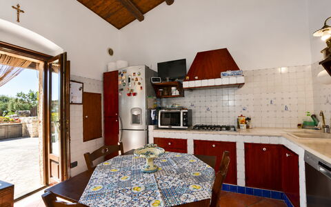 La Muraglia: Flooring, Möbel, Fussboden, Tür, Stuhl, Holzbeize, Küche, Küche & Esszimmer Tisch, Fliese, Zimmerpflanze