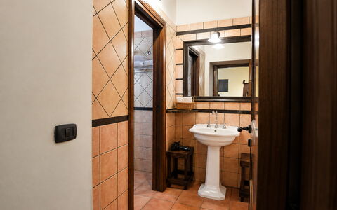 La Muraglia: Bad Sink, Flooring, Wand, Interior Design, Armatur, Fussboden, Holz, Badezimmer, Sinken, Decke