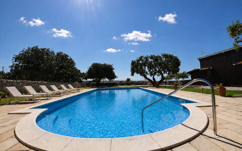 La Muraglia: Schwimmbad, Blau, Wasser, Baum, Water Feature, Resort, Schatten, Freizeit, Garten, Landscaping