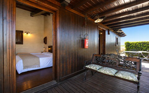 La Muraglia: Holz, Möbel, Hartholz, Holzbeize, Planke, Deck, Stuhl, Holzboden, Bett, Balkon