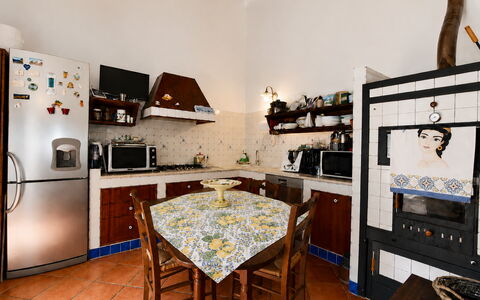 La Muraglia: Möbel, Interior Design, Flooring, Holz, Küche, Fussboden, Zimmer, Decke, Beleuchtung, Countertop