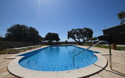 La Muraglia: Schwimmbad, Blau, Wasser, Water Feature, Resort, Verbundwerkstoff, Schatten, Freizeit, Garten, Landscaping