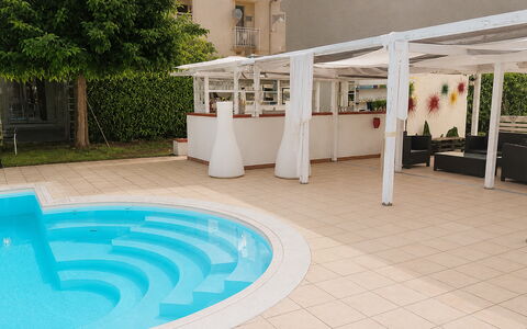 Villa Gertrude: Schwimmbad, Resort, Gartenmöbel, Schatten, Freizeit, Stuhl, Eco Hotel, Outdoor Struktur, Hotel, Zimmerpflanze
