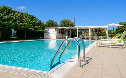 Villa Gertrude: Schwimmbad, Resort, Verbundwerkstoff, Schatten, Freizeit, Gartenmöbel, Eco Hotel, Hotel, Freizeitzentrum, Sonnenliege