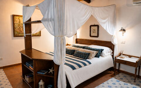 Villa Gertrude: Möbel, Bett, Interior Design, Schlafzimmer, Bedding, Holz, Fussboden, Zimmer, Linens, Bettdecke