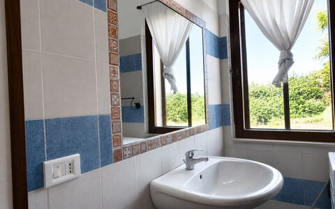 Villa Gertrude: Interior Design, Flooring, Fussboden, Armatur, Zimmer, Badezimmer, Sinken, Decke, Bad Sink, Installation