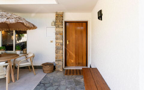 A Casa di Amici: Möbel, Interior Design, Flooring, Fussboden, Tabelle, Holz, Decke, Stuhl, Zimmer, Couch