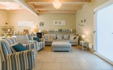 Casa delle Rondini: Möbel, Interior Design, Flooring, Fussboden, Tabelle, Holz, Decke, Stuhl, Zimmer, Couch