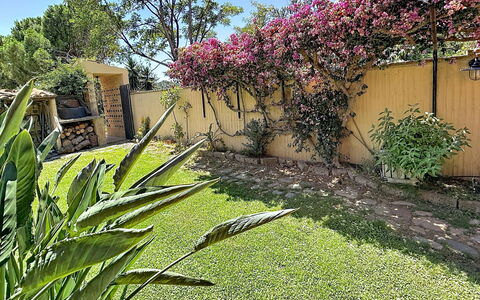 Villa Siria: Möbel, Interior Design, Flooring, Fussboden, Tabelle, Holz, Decke, Stuhl, Zimmer, Couch