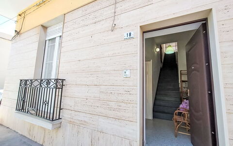 Dimora Avola Centro: Möbel, Interior Design, Flooring, Fussboden, Tabelle, Holz, Decke, Stuhl, Zimmer, Couch