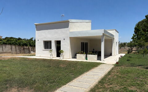 Villa la Vigne: Wohngebiet, Zuhause, Haus, Tür, Estate, Garten, Schatten, Landscaping, Beton, Hazienda