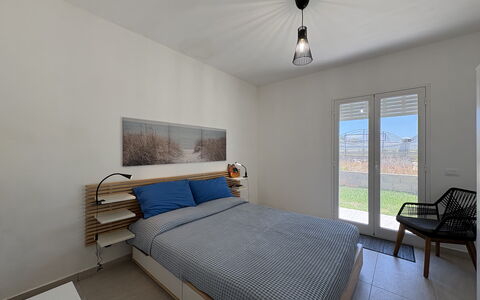 Villa la Vigne: Wand, Schlafzimmer, Interior Design, Flooring, Fussboden, Bett, Holz, Möbel, Decke, Zuhause
