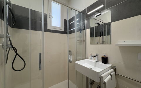Villa la Vigne: Badezimmer, Armatur, Flooring, Fussboden, Interior Design, Sinken, Toilette, Zapfhahn, Installation, Bad Sink