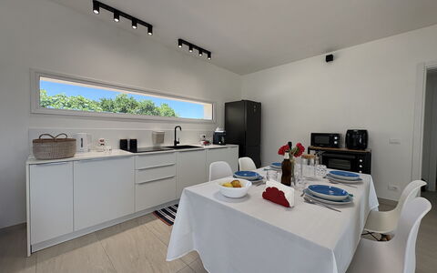 Villa la Vigne: Möbel, Interior Design, Flooring, Countertop, Küche, Decke, Fussboden, Beleuchtung, Küchengerät, Zimmer