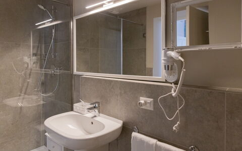 Relais Villa Mirandola: Interior Design, Flooring, Fussboden, Zimmer, Decke, Armatur, Installation, Badezimmer, Sinken, Zapfhahn