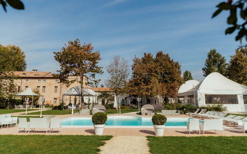 Relais Villa Mirandola: Schwimmbad, Garten, Estate, Landscaping, Garten, Hof, Schatten, Rasen, Überdachung, Outdoor Struktur