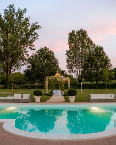 Relais Villa Mirandola: Garten, Rasen, Garten, Park, Schwimmbad, Nacht, Light Fixture, Hazienda, Villa, Villa