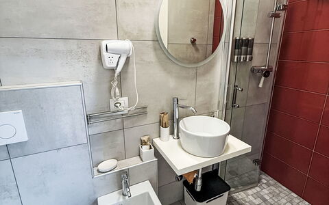 Colazza 100: Armatur, Sinken, Flooring, Interior Design, Fussboden, Badezimmer, Zapfhahn, Installation, Bad Sink, Toilette