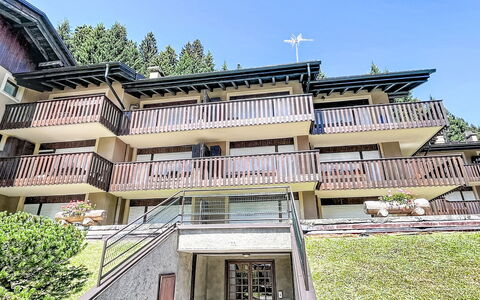 Presanella: Wohngebiet, Zuhause, Balkon, Estate, Vorort, Villa, Lärche, Hof