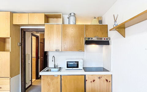 Presanella: Küche, Holz, Major Appliance, Küchengerät, Flooring, Countertop, Interior Design, Cabinetry, Möbel, Fussboden
