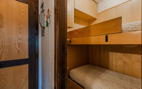 Presanella: Wand, Holz, Fussboden, Flooring, Braun, Holzbeize, Schlafzimmer, Zimmer, Bett, Etagenbett