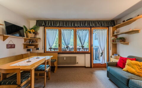 Presanella: Interior Design, Möbel, Zimmer, Decke, Zuhause, Wohnung, Fussboden, Bilderrahmen, Wohnzimmer, Couch