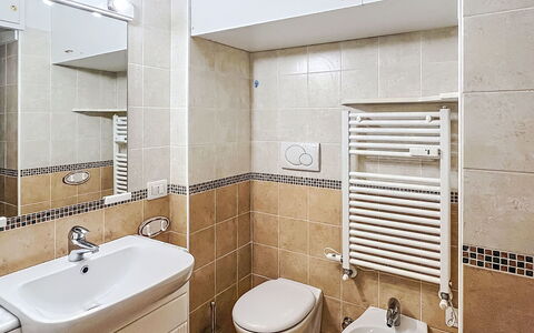 Presanella: Badezimmer, Armatur, Flooring, Interior Design, Fussboden, Sinken, Toilette, Zapfhahn, Installation, Toilleten Sitz