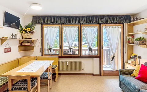 Presanella: Möbel, Interior Design, Holz, Zimmer, Flooring, Decke, Fussboden, Beleuchtung, Zuhause, Couch
