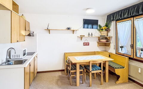 Presanella: Möbel, Interior Design, Zimmer, Fussboden, Decke, Stuhl, Cabinetry, Hartholz, Holzbeize, Regal