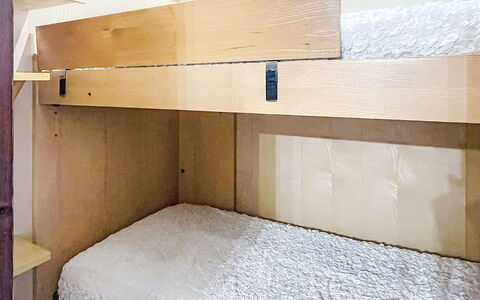 Presanella: Etagenbett, Holz, Fussboden, Flooring, Schlafzimmer, Bett, Linens, Bedding, Zimmer, Holzbeize