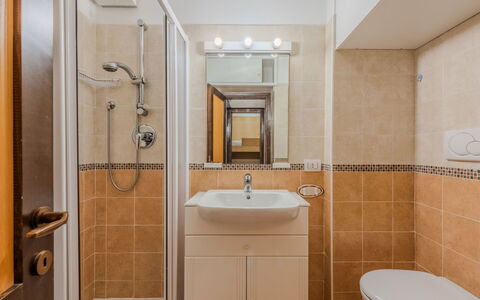 Presanella: Badezimmer, Bad Sink, Armatur, Sinken, Interior Design, Flooring, Toilette, Fussboden, Zapfhahn, Spiegel