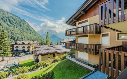 Presanella: Zuhause, Haus, Wohngebiet, Menschliche Siedlung, Gebirge, Wohnung, Balkon, Bergstation, Senke, Dorf