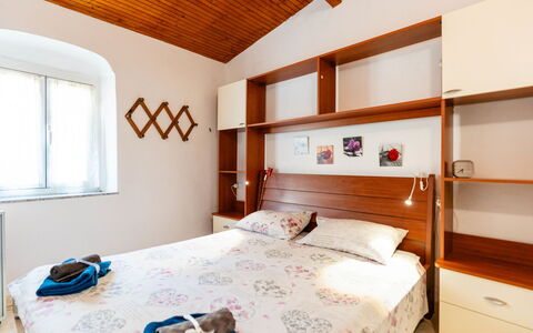 Lily: Möbel, Bett, Interior Design, Schlafzimmer, Wand, Holz, Bettdecke, Bedding, Zimmer, Flooring