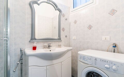 Lily: Armatur, Interior Design, Waschmaschine, Flooring, Fussboden, Sinken, Zapfhahn, Badezimmer, Installation, Zimmer