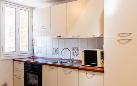 Lily: Küchengerät, Küche, Major Appliance, Countertop, Holz, Cabinetry, Flooring, Spüle, Interior Design, Zimmer