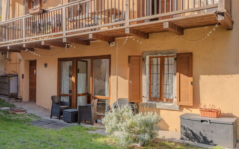 Stefani: Wand, Holz, Fassade, Tür, Wohngebiet, Haus, Zuhause, Balkon, Schatten, Holzbeize