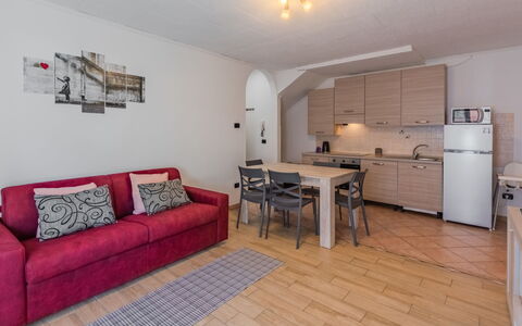 Stefani: Möbel, Flooring, Interior Design, Fussboden, Couch, Zimmer, Wohnung, Decke, Tabelle, Wohnzimmer