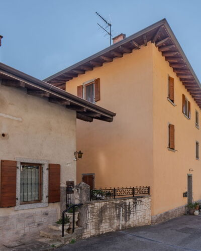 Stefani: Wand, Gebäude, Fenster, Haus, Fassade, Wohngebiet, Die Architektur, Tür, Nachbarschaft, Zuhause