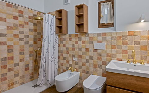 La Piazza Grand Vista Suite: Flooring, Wand, Armatur, Fussboden, Badezimmer, Toilleten Sitz, Interior Design, Toilette, Fliese, Sinken