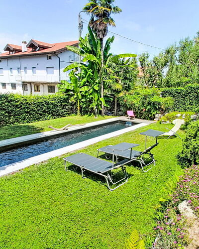 Da Emma: Strauch, Schwimmbad, Garten, Rasen, Landscaping, Hinterhof, Resort, Garten, Estate, Water Feature