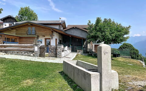 Baita Melissa: Dach, Hütte, Veranda, Steigung, Dorf, Schatten, Abstellgleis, Holz, Bauernhaus, Alpen